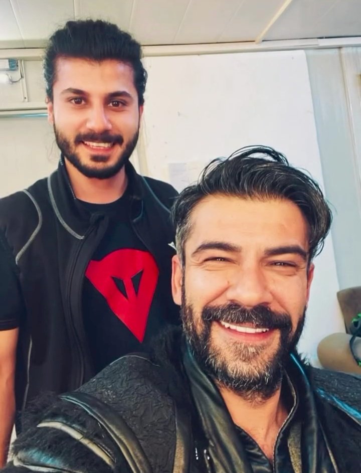 Slayeonsone's tweet photo. 4.5 yıl sonra Şeyma & Mari kamera arkası geldi ❤️ Turgut 4.sezondan muhtemelen.
#şeymakorkmaz #rüzgaraksoy
#kuruluşosman #turmar https://t.co/bOYKWAavDT