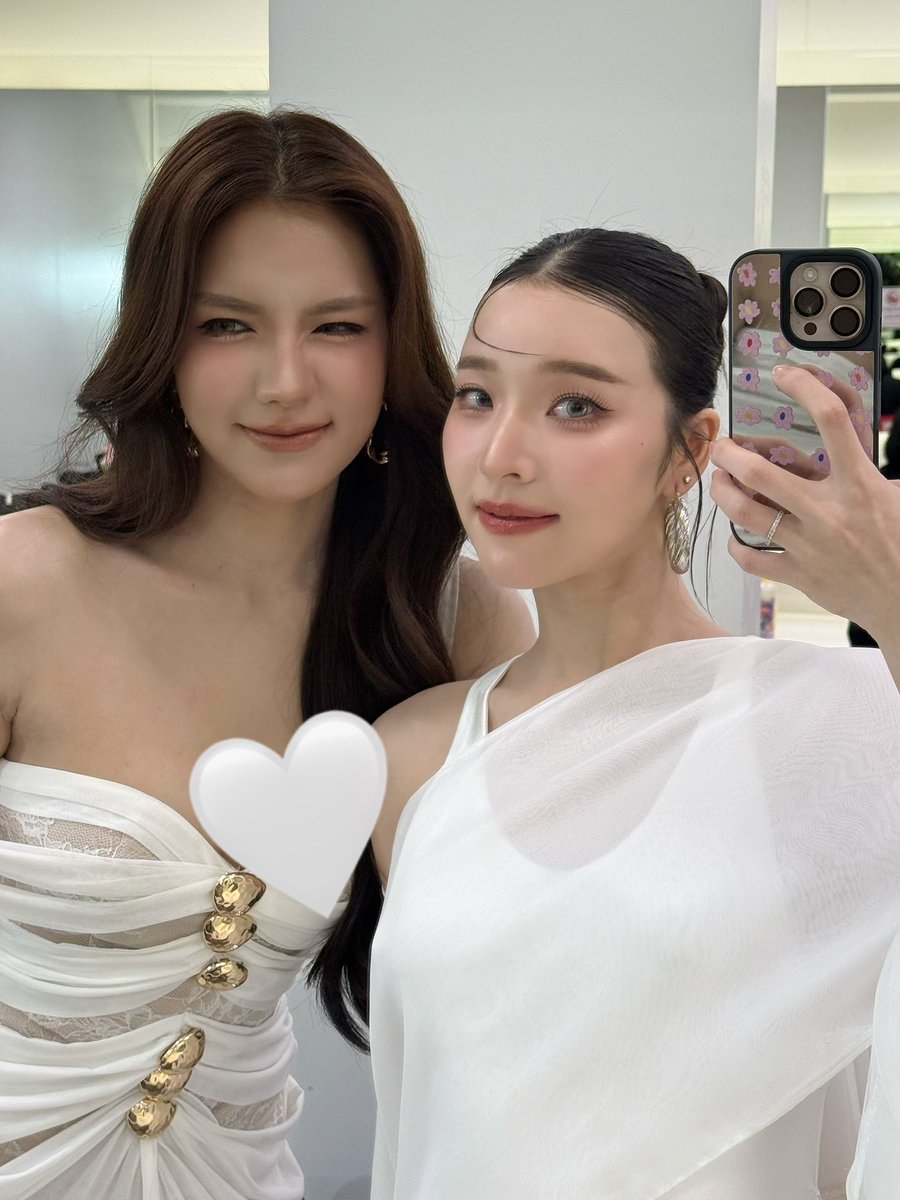 ayaorapan's tweet photo. ขอบคุณทุกคนที่มาหากันวันนี้นะคะ 
อยู่รอจนถึงนาทีสุดท้ายเลย 
ดีใจมากๆที่ได้เจอกันนะคะ 
เหนื่อยกันมั้ยยงั้บ! 🥹💖
ขอบคุณทุกกำลังใจเลยงับทั้งหน้างานและ
หทีมหน้าจอเลย น่ารักมากๆ
เดินทางกลับปลอดภัย หาอะไรอร่อยทานด้วยน้า ไว้เจอกันอีกน้าา🙌🏻🦄🐋✨
รักทุกคนนะคะ ❤️
วันนี้พระจันทร์สวยด้วยนะ 🌕☺️

Thank you for your time and support 
I love you all so much! 🫶🏻🌷
Have a good night kaa

#LoveMomentAwards2026xMeMindY 
#MieAya #Miephat #ayaorapan
