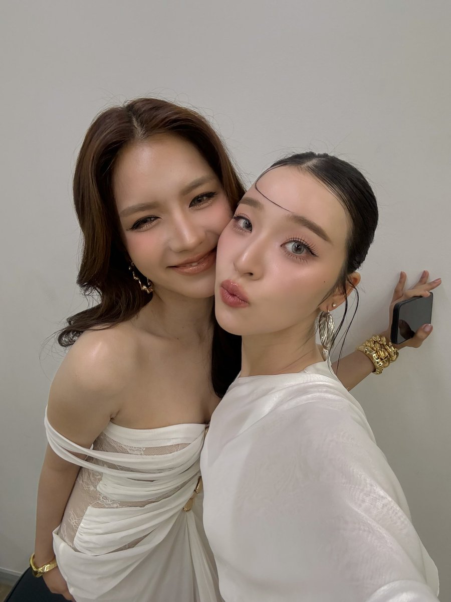 ayaorapan's tweet photo. ขอบคุณทุกคนที่มาหากันวันนี้นะคะ 
อยู่รอจนถึงนาทีสุดท้ายเลย 
ดีใจมากๆที่ได้เจอกันนะคะ 
เหนื่อยกันมั้ยยงั้บ! 🥹💖
ขอบคุณทุกกำลังใจเลยงับทั้งหน้างานและ
หทีมหน้าจอเลย น่ารักมากๆ
เดินทางกลับปลอดภัย หาอะไรอร่อยทานด้วยน้า ไว้เจอกันอีกน้าา🙌🏻🦄🐋✨
รักทุกคนนะคะ ❤️
วันนี้พระจันทร์สวยด้วยนะ 🌕☺️

Thank you for your time and support 
I love you all so much! 🫶🏻🌷
Have a good night kaa

#LoveMomentAwards2026xMeMindY 
#MieAya #Miephat #ayaorapan