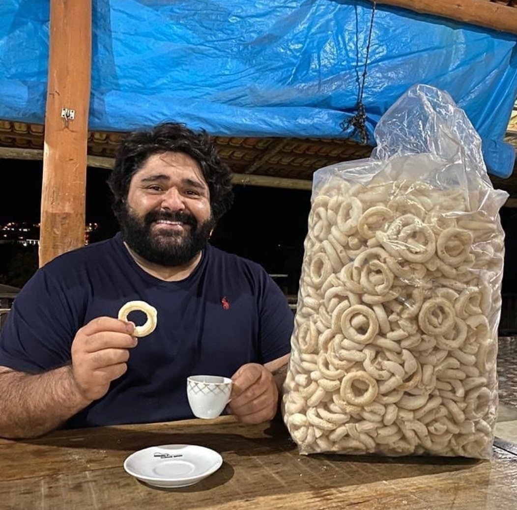 adryanmiguel's tweet photo. era só um cafezinho com umas rosquinhas https://t.co/dQuyuPp3hT