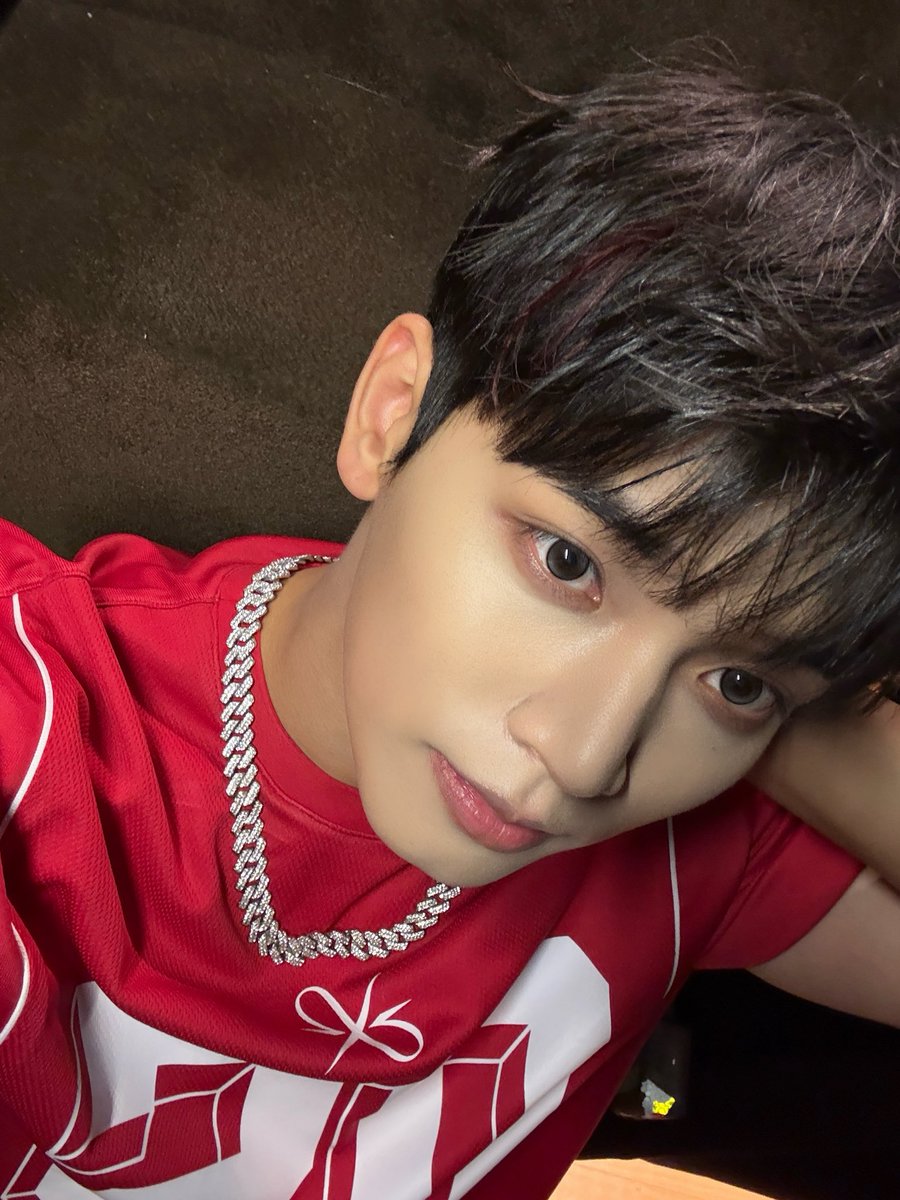 OmegaX_members's tweet photo. [#OX]

나 솔직히 뒤에서 쫌 울었어 ㅋ

#OMEGA_X #오메가엑스
#혁 #HYUK https://t.co/2bjabZPpqc