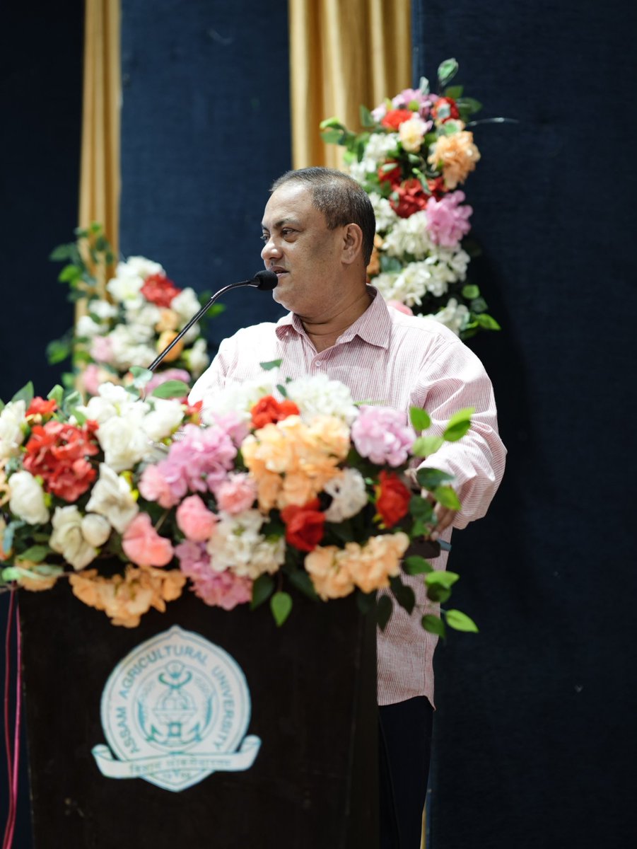 KamakhyaTasa's tweet photo. 'Pragati' (Program for Relevant Aspirational Guidance and Aptitude Training Initiative) — a flagship initiative of the Jorhat District Administration, conducted in association with T.I.M.E. and TRIJOS Foundation and sponsored by ONGC and Vedanta Group, concluded with its closing ceremony and career counseling program. 
Coinciding with Jorhat District Day, this 6-week-long program was conducted across 8 centers in the district. A total of 2,147 students participated in this initiative. 
I am delighted to have been present as the Chief Guest at the event organized at the auditorium of Assam Agricultural University, Jorhat.
In this program, District Commissioner Shri Jay Shivani, Zila Parishad President Shri Surajit Saikia, Professor at Assam Agricultural University Dr. Arup Das, Vice Chancellor of Kaziranga University Prof. Murali Lal Gaur, NEIST Director Dr. Birendra M Tiwari, NID Director Prof. J S Sampath Kumar, Chief Manager of ONGC Smt. Mita Prasad, Associate Director of Vedanta Group Shri Pradeep T Singh, and Director of T.I.M.E. Shri Soumen Das were present and delivered their addresses.
@PMOIndia 
@himantabiswa 
@CMOfficeAssam 
@DeputyJorhat