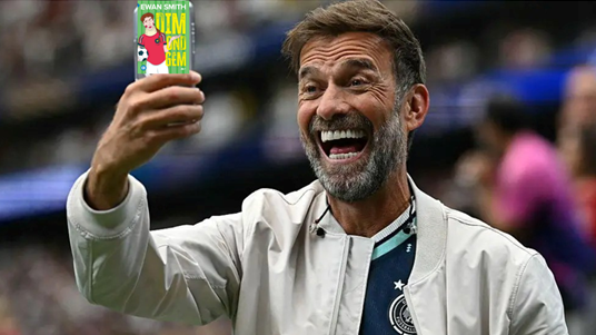 ewanandsmith's tweet photo. Today at the #WorldCup. Heddiw yn y #CwpanyByd. 

"Dim Ond Gêm" by Ewan Smith. Jürgen Klopp's favourite book for Welsh learners. Now available from @YLolfa.
🥳 https://t.co/4nxI3HZZR4