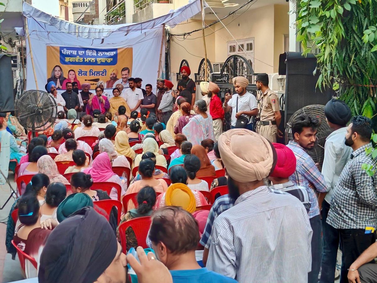 AAP_WomenWingPB's tweet photo. 📍 ਹਲਕਾ ਅੰਮ੍ਰਿਤਸਰ 

ਅੱਜ ਵਾਰਡ 31 ਵਿਖੇ ਮਾਝਾ ਜ਼ੋਨ ਮਹਿਲਾ ਵਿੰਗ ਪ੍ਰਧਾਨ ਤੇ ਕੌਂਸਲਰ ਸੁਖਬੀਰ ਕੌਰ ਜੀ ਦੀ ਅਗਵਾਈ ਵਿੱਚ ਭਰਵੀਂ ਲੋਕ ਮਿਲਣੀ ਕਰਵਾਈ ਗਈ। ਇਸ ਮੌਕੇ ਵਿਧਾਇਕਾ ਮੈਡਮ ਜੀਵਨਜੋਤ ਕੌਰ ਜੀ ਨੇ ਸ਼ਮੂਲੀਅਤ ਕਰਕੇ ਮਾਨ ਸਰਕਾਰ ਦੇ ਲੋਕ-ਪੱਖੀ ਕੰਮਾਂ ਬਾਰੇ ਦੱਸਿਆ। https://t.co/UIPchOv3Z2