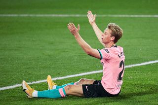 temporarily_su's tweet photo. Media houdt ons al decennia voor gek met hun Cruijff-voetbal. Resultaat? Nul WK-titels. Het enige EK dat we hebben, werd destijds door PSV’ers binnengetrokken.

Frenkie de Jong? Weer zo'n hype. Heel Nederland trapt blind in die praatjes uit de Randstad, behalve wij in Eindhoven. https://t.co/iXiEHUJaBT