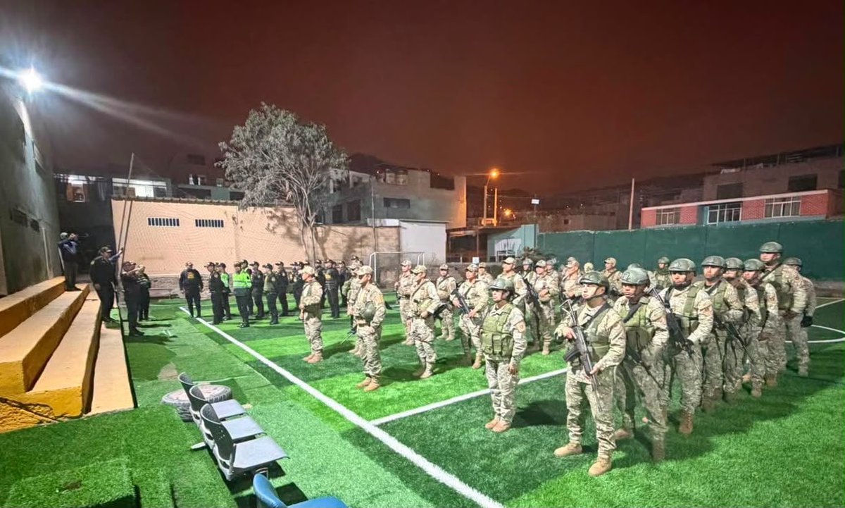 EjercitoPeru's tweet photo. #InfoEP | El Ejército del Perú participó en un operativo de control de identidad en Villa María del Triunfo, en una acción conjunta con la @PoliciaPeru y la Municipalidad local, para fortalecer la seguridad ciudadana, prevenir hechos delictivos y mantener el orden público. https://t.co/eqvcfgFJif