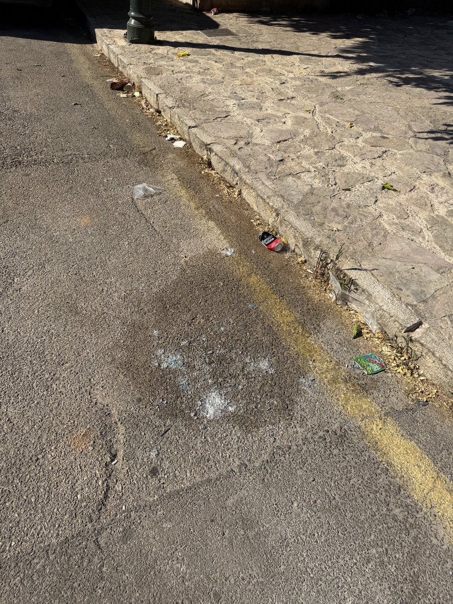 tonidavidms's tweet photo. @AjEsporles fins quan hem de tolerar aquesta brutor? Carrers plens de plàstics, pizzes i vidres. Una veïna ja s'ha clavat un vidre i tenc por de sortir amb els meus 2 nins petits. Fa oi passejar per les carrers del poble i ja és un pensament comú. Neteja ja! @IB3noticies 📸 https://t.co/W1N9rzQVLm