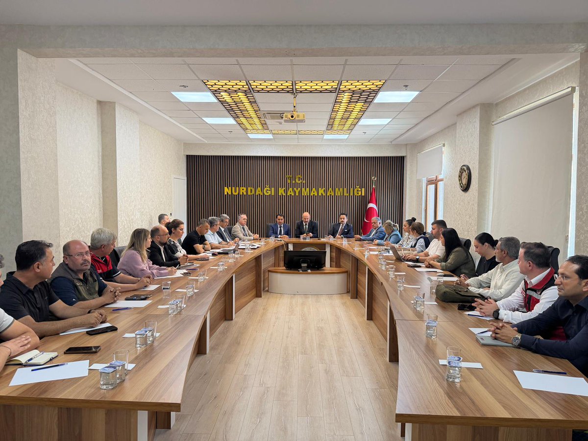 gap_idaresi's tweet photo. ENTEGRE KIRSAL KALKINMA TOPLANTISI VE TEKNİK GEZİ PROGRAMI, NURDAĞI VE İSLAHİYE İLÇELERİNDE GERÇEKLEŞTİRİLDİ

26 Haziran tarihinde düzenlenen program kapsamında, kırsal kalkınmaya yönelik çalışmalar yerinde değerlendirildi; ilçelerin üretim, istihdam ve yerel kalkınma potansiyellerine ilişkin istişarelerde bulunuldu.

Program süresince mekâna duyarlı kırsal kalkınma yaklaşımı çerçevesinde ilçelerin mevcut durumu, gelişim alanları ve proje fırsatları ele alındı. Nurdağı Kaymakamlığında gerçekleştirilen toplantının ardından Huzurlu Yaylası ve çeşitli saha noktalarında teknik incelemeler yapıldı.

#YerelKalkınmaHamlesi

@TCSanayi @KalkinmaAjansGM