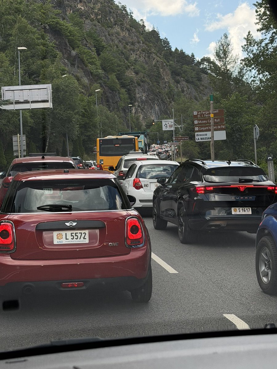 patimolne's tweet photo. Això és el resultat del tancament de la carretera d’Anyós. Imagineu tots els cotxes que passen pel poble a diari per esquivar La Massana. https://t.co/p9ceXJTaud