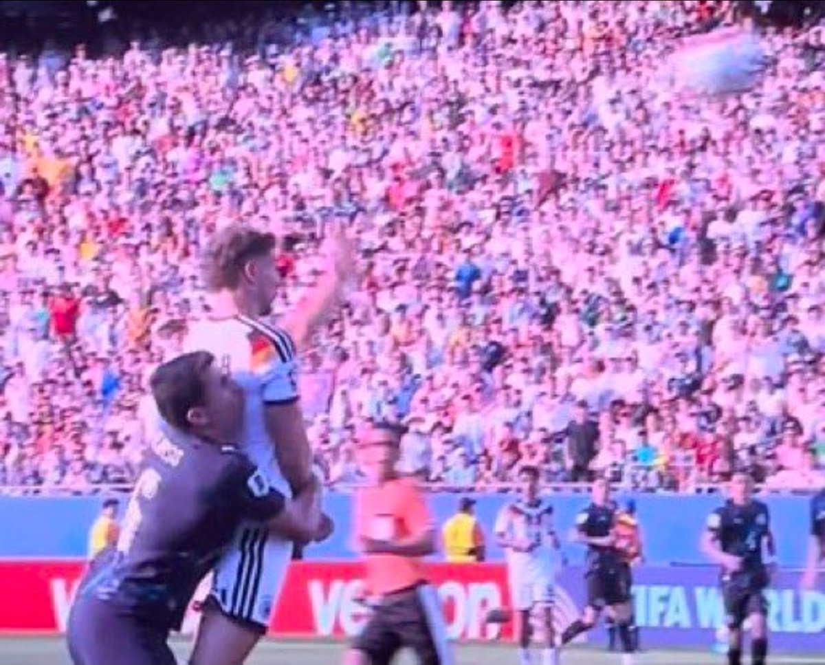 oclan1092's tweet photo. @RAMONRAYA23 How about the rules on this Mr. Ramon?
Can you hug the player from behind in the penalty box without any intent to play the game? 
Penalty clear as water, but somehow, VAR didn't review this... https://t.co/idjNtv6eio