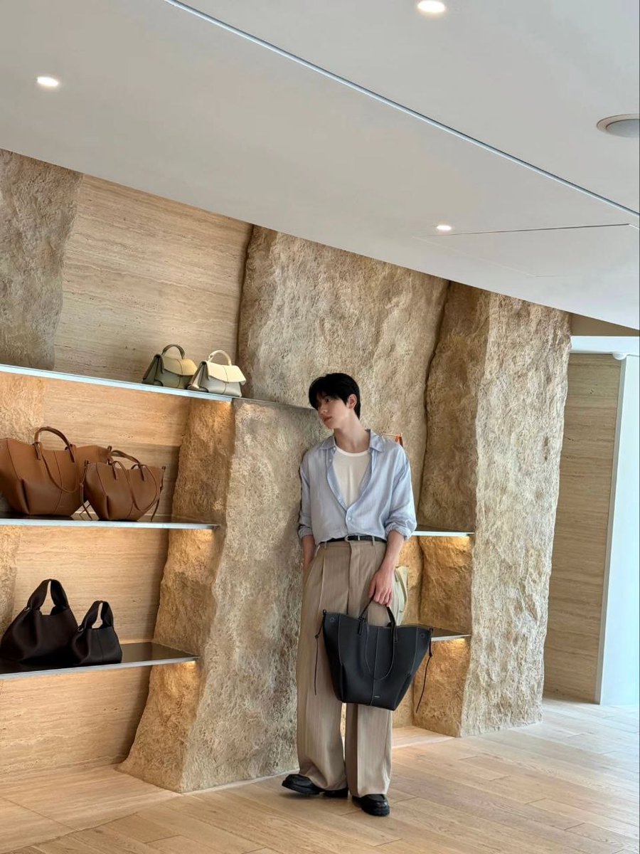 SL__TXT's tweet photo. 300626 #SOOBIN (@.page.soobin)  on IG 

#광고 Seoul meets @polene_paris 👜💚  [1/4]

🔗https://t.co/sJkwgcnNHb

#polene #폴렌느 #레더아틀리에
#폴렌느서울스토어
#투모로우바이투게더 #TOMORROW_X_TOGETHER
#TXT
©️TXT_SL🇱🇰🇰🇷 https://t.co/PV2wUk2eXy