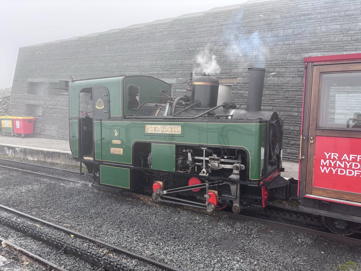 jinchan1959's tweet photo. イギリス　
スノードン　マウンテン鉄道のアプト式SLに乗ってきました。
往復２時間の楽しい旅
山頂は雲の中 https://t.co/fKdvWBG9ik