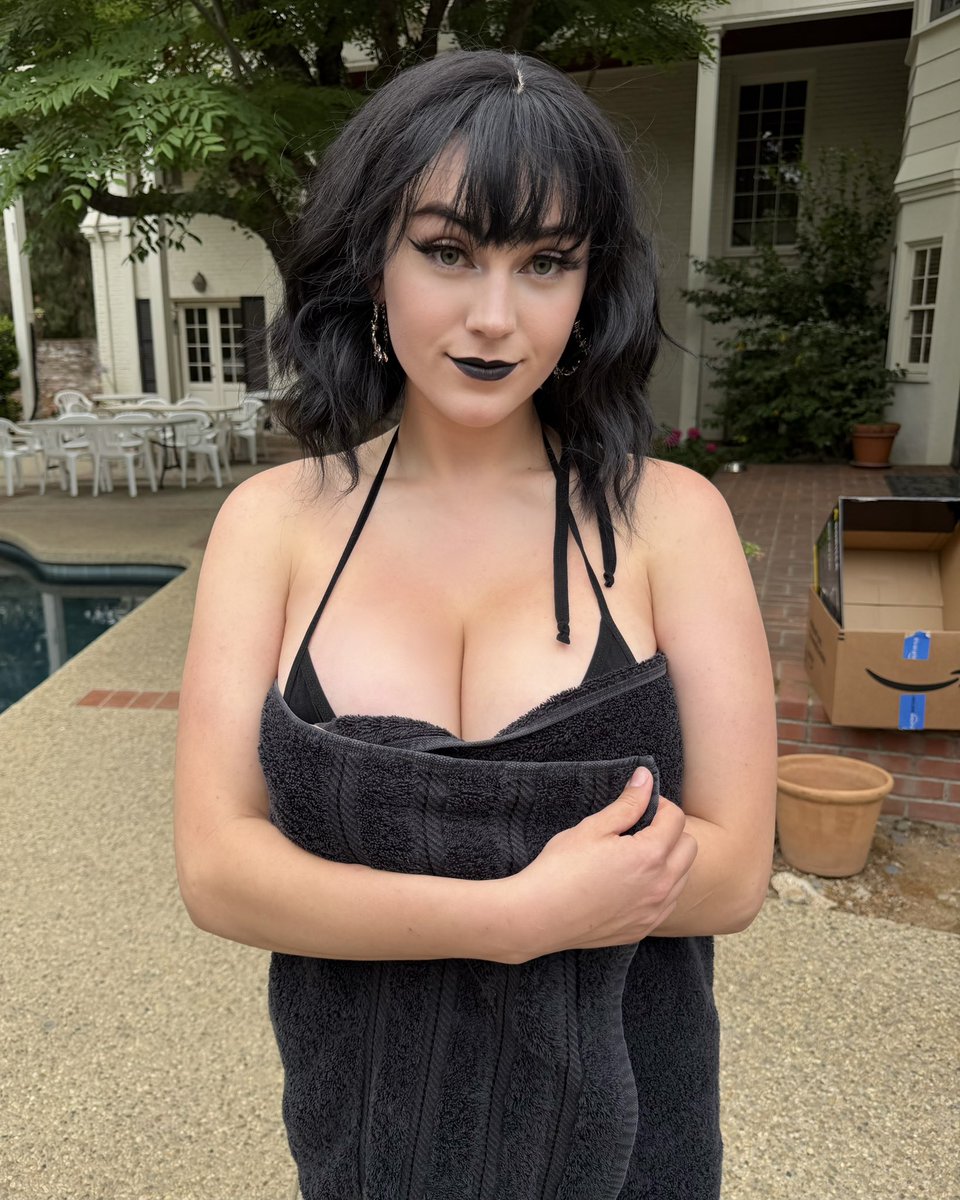buttercupxcos's tweet photo. Towel on/off https://t.co/RHH4VOxmvc