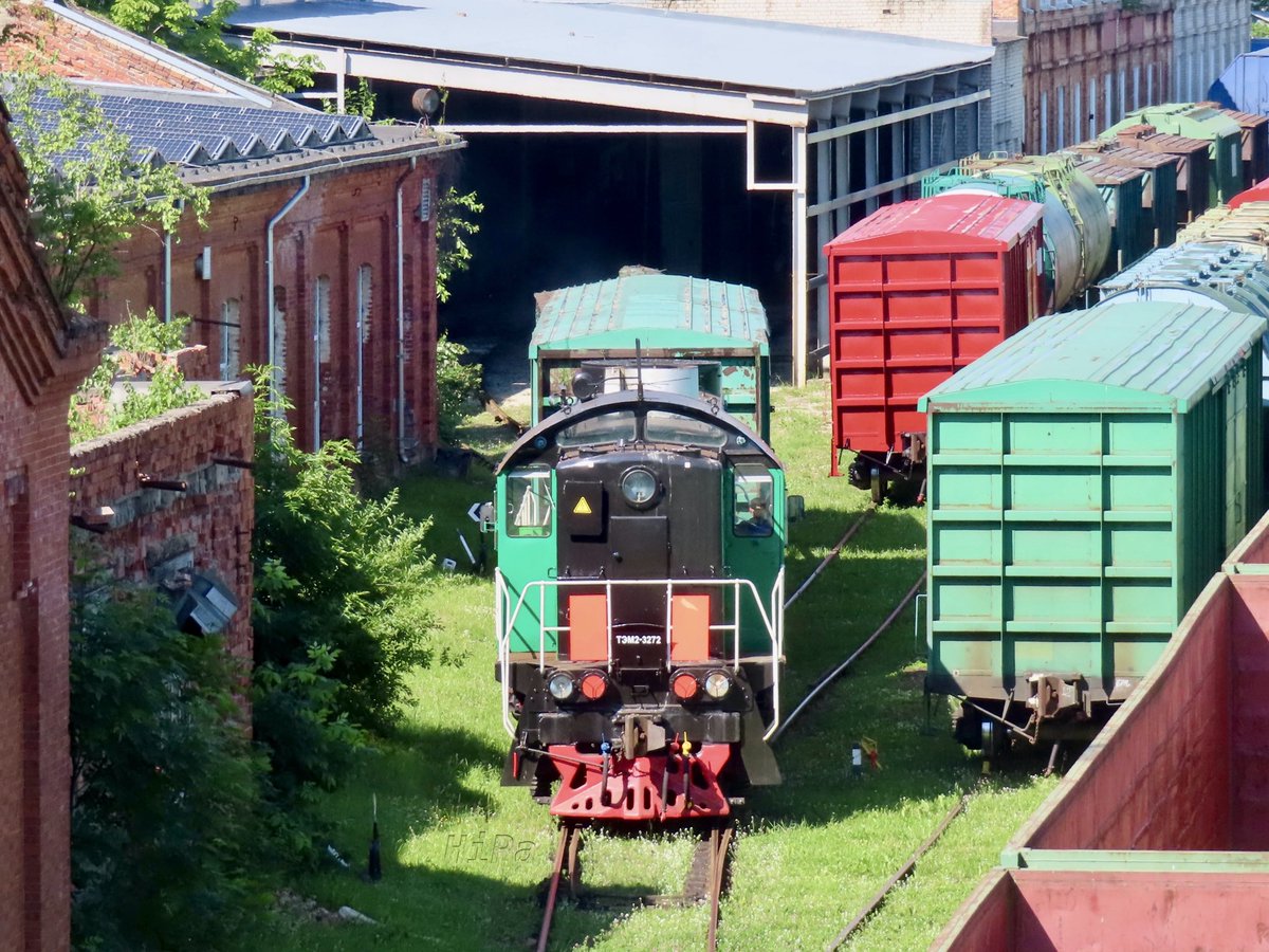 HiPa125's tweet photo. Skinest Rail, Soviet-built, TEM2 #Shunter 3272 earning its keep at Valga Yard #EstonianRailways https://t.co/OViots3CJJ