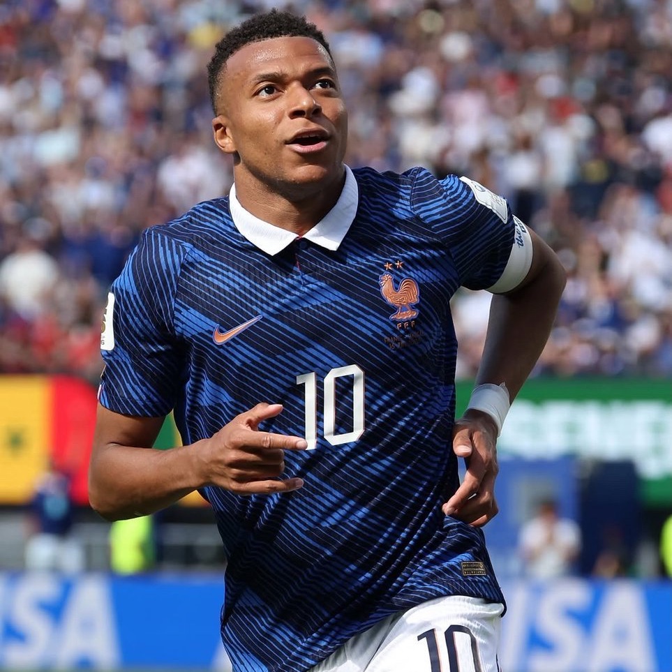 centregoals's tweet photo. 🚨🚨| JUST IN: Kylian Mbappé moves to 5 Golden Boot goals at the 2026 FIFA World Cup — just 𝐎𝐍𝐄 𝐁𝐄𝐇𝐈𝐍𝐃 leader Lionel Messi (6). 🥾🇫🇷 https://t.co/swZnWaW4Tl