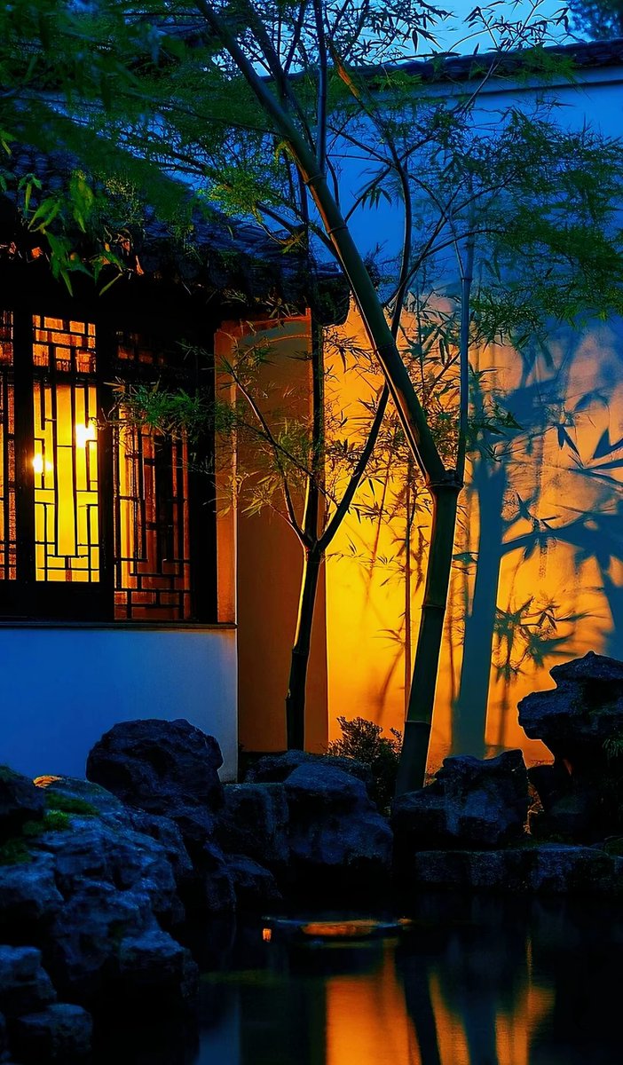 RyanVerrysy's tweet photo. Just caught a golden afternoon sun beam filtering through old alleyway bamboos – city quiet’s got its own cozy beat today, perfect little street sight to pause for.， https://t.co/z1dkhFvxpD