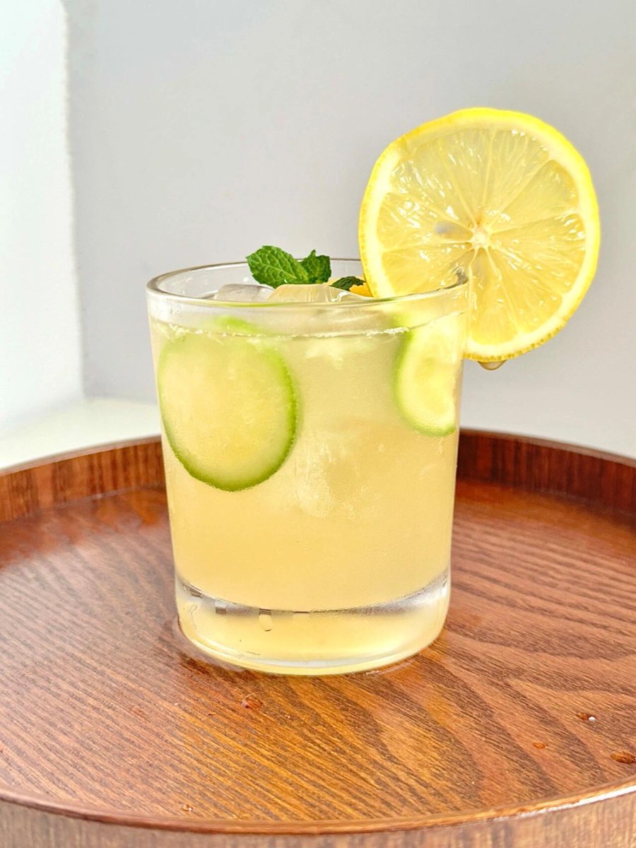 LauriFeehan's tweet photo. Whip up a 5-minute iced honey lemon green tea: steep green tea bags, chill, add fresh lemon juice + 1 tsp honey, shake over ice. Refreshing summer pick-me-up! https://t.co/SxyEp5a00A