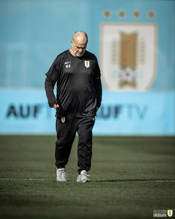 SVargasOK's tweet photo. ⚠️🇺🇾 Marcelo Bielsa, en conferencia de prensa: “Tuve reuniones con los jugadores para que me digan lo que no les gustaba de mi forma de trabajar. 

Lo primero que me dijeron es exceso de información, entonces reduje todo a más de la mitad. Aún así, antes de España me pidieron abordar de otra manera algunas cosas porque los satura de información.

Reduje los mensajes, los clarifiqué, los hice más accesibles, no sirvieron y dejé de hacerlos”.