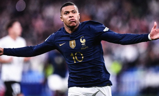 2010MisterChip's tweet photo. ‼️ RÉCORD HISTÓRICO ‼️

KYLIAN MBAPPÉ 🇫🇷 supera a Leônidas 🇧🇷 y a Ronaldo 🇧🇷 (8) y se convierte en el MÁXIMO GOLEADOR en partidos de eliminación directa en TODA la historia de la Copa del Mundo.

9 - KYLIAN MBAPPÉ 🇫🇷 (+1 hoy)
8 - Leônidas 🇧🇷
8 - Ronaldo 🇧🇷
7 - Nejedlý 🇨🇿
7 - Just Fontaine 🇫🇷
7 - Pelé 🇧🇷
7 - Vavá 🇧🇷

Tiene 27 años y aún no ha completado su tercera Copa del Mundo. Va a dejar un récord inimaginable e insuperable.