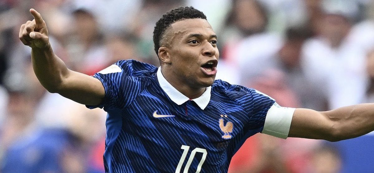 NajimMedini's tweet photo. 17 buts en 18 matches de Coupe du Monde, qu’est ce que tu veux dire, hormis bravo t’es le champion que tu penses être. J’aime trop ce Mbappé il est concerné, il participe au jeu, il provoque, il porte son équipe. Quand il est dans celle-là, c’est trop. https://t.co/RtKtuw75LW
