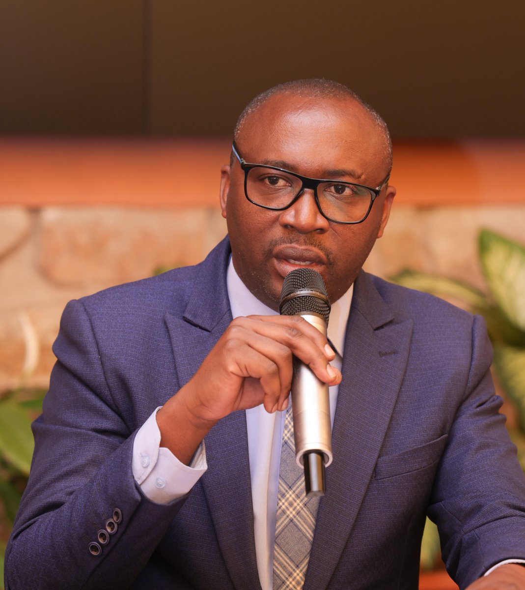 msp_burundi's tweet photo. #Vaccination | Le @msp_burundi satisfait des résultats de la campagne nationale d'introduction du vaccin contre le #HPV.

Le Secrétaire Permanent au @msp_burundi, Dr #Pierre #SINARINZI, a présidé, ce 30 juin 2026, un atelier de restitution des résultats de la campagne nationale multi-cohorte d'introduction du vaccin contre le papillomavirus humain (#HPV), aux côtés des délégués des représentants de @UNICEF_Burundi(cheffe de file des Partenaires au Développement du secteur de la santé), de @WHOBurundi ainsi que de la déléguée du Gouverneur de @Bujaprov2025.

La campagne, organisée en faveur des jeunes filles âgées de 9 à 14 ans, a permis d'atteindre une couverture vaccinale nationale de 84,2 %, témoignant de l'engagement du Gouvernement du Burundi et de l'efficacité de la stratégie de mise en œuvre.

Au cours de sa présentation, Dr @claudebizi, Directeur du Programme Élargi de Vaccination (@PEVBurundi), a souligné que le #Burundi 🇧🇮 a démontré sa capacité à conduire avec succès une campagne nationale d'introduction du vaccin contre le #HPV à grande échelle.

Cette performance traduit avant tout la forte implication des plus hautes autorités de l'État, illustrée par le lancement officiel de la campagne sous le Haut Patronage de S.E. la Première Dame de la République du #Burundi 🇧🇮, @Burundi1stLady, dont l'engagement a largement contribué à renforcer l'adhésion des populations et la confiance envers la vaccination. Elle résulte également d'une communication efficace, d'une forte mobilisation communautaire à tous les niveaux, de l'engagement des autorités administratives, sanitaires et éducatives, des partenaires techniques et financiers, des leaders communautaires et des communautés, ainsi que de l'excellente coordination entre les différents acteurs impliqués.

Afin de pérenniser ces acquis, les participants ont recommandé le renforcement de la communication, l'organisation de séances de rattrapage pour les filles non vaccinées, le renforcement des capacités des prestataires et des enseignants, le maintien de la forte collaboration avec @MENRS4, l'amélioration de la gestion des stocks ainsi que la poursuite du suivi-évaluation afin de consolider les performances enregistrées.

Le @msp_burundi a réaffirmé l'engagement du Gouvernement du Burundi à poursuivre les investissements en faveur de la santé de la population, notamment à travers le renforcement de la vaccination et des interventions de prévention.

 Le Ministère a également exprimé sa profonde gratitude à l'ensemble des acteurs ayant contribué au succès de cette campagne, en particulier les Partenaires au Développement du secteur de la santé, avec une mention spéciale à @gavi_fr, dont l'appui technique et financier, aux côtés de @UNICEF_Burundi et de @WHOBurundi, a été déterminant dans l'introduction du vaccin contre le HPV au Burundi.

#HPV #Vaccination #Prévention #SantéPublique #Burundi