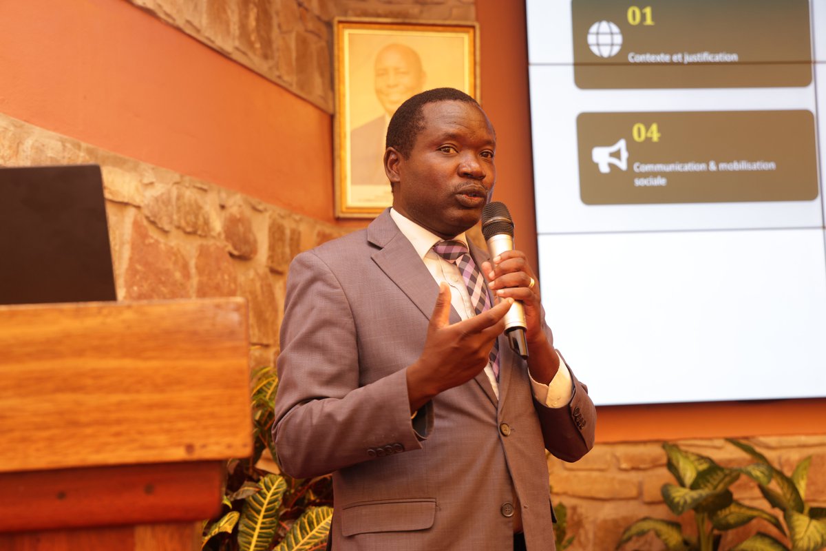 msp_burundi's tweet photo. #Vaccination | Le @msp_burundi satisfait des résultats de la campagne nationale d'introduction du vaccin contre le #HPV.

Le Secrétaire Permanent au @msp_burundi, Dr #Pierre #SINARINZI, a présidé, ce 30 juin 2026, un atelier de restitution des résultats de la campagne nationale multi-cohorte d'introduction du vaccin contre le papillomavirus humain (#HPV), aux côtés des délégués des représentants de @UNICEF_Burundi(cheffe de file des Partenaires au Développement du secteur de la santé), de @WHOBurundi ainsi que de la déléguée du Gouverneur de @Bujaprov2025.

La campagne, organisée en faveur des jeunes filles âgées de 9 à 14 ans, a permis d'atteindre une couverture vaccinale nationale de 84,2 %, témoignant de l'engagement du Gouvernement du Burundi et de l'efficacité de la stratégie de mise en œuvre.

Au cours de sa présentation, Dr @claudebizi, Directeur du Programme Élargi de Vaccination (@PEVBurundi), a souligné que le #Burundi 🇧🇮 a démontré sa capacité à conduire avec succès une campagne nationale d'introduction du vaccin contre le #HPV à grande échelle.

Cette performance traduit avant tout la forte implication des plus hautes autorités de l'État, illustrée par le lancement officiel de la campagne sous le Haut Patronage de S.E. la Première Dame de la République du #Burundi 🇧🇮, @Burundi1stLady, dont l'engagement a largement contribué à renforcer l'adhésion des populations et la confiance envers la vaccination. Elle résulte également d'une communication efficace, d'une forte mobilisation communautaire à tous les niveaux, de l'engagement des autorités administratives, sanitaires et éducatives, des partenaires techniques et financiers, des leaders communautaires et des communautés, ainsi que de l'excellente coordination entre les différents acteurs impliqués.

Afin de pérenniser ces acquis, les participants ont recommandé le renforcement de la communication, l'organisation de séances de rattrapage pour les filles non vaccinées, le renforcement des capacités des prestataires et des enseignants, le maintien de la forte collaboration avec @MENRS4, l'amélioration de la gestion des stocks ainsi que la poursuite du suivi-évaluation afin de consolider les performances enregistrées.

Le @msp_burundi a réaffirmé l'engagement du Gouvernement du Burundi à poursuivre les investissements en faveur de la santé de la population, notamment à travers le renforcement de la vaccination et des interventions de prévention.

 Le Ministère a également exprimé sa profonde gratitude à l'ensemble des acteurs ayant contribué au succès de cette campagne, en particulier les Partenaires au Développement du secteur de la santé, avec une mention spéciale à @gavi_fr, dont l'appui technique et financier, aux côtés de @UNICEF_Burundi et de @WHOBurundi, a été déterminant dans l'introduction du vaccin contre le HPV au Burundi.

#HPV #Vaccination #Prévention #SantéPublique #Burundi