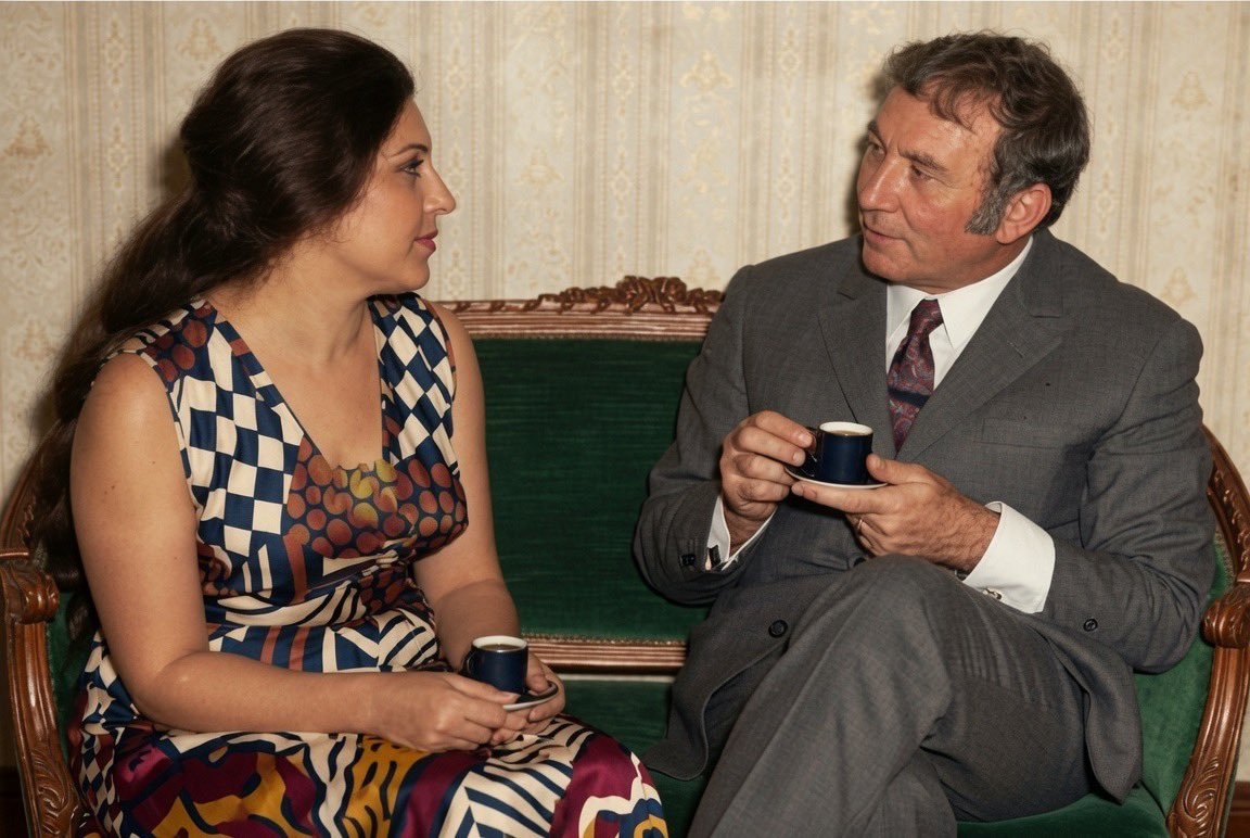 am___ir's tweet photo. في عام 1962 كان نزار قباني يلقي
قصائده  في مهرجان شعري في
العاصمة العراقية بغداد وقع بصره
في مقاعد الجمهور على فتاة عراقية
فائقة الجمال تدعى بلقيس الراوي.
هام بها الشاعر وقرر التقدم لخطبتها
لكن والدها رفض بالبداية كون نزار
شاعرا يتغزل بالنساء فعاد نزار إلى عمله الدبلوماسي حزينا .
استمرت المراسلات بين بلقيس
ونزار رغم الرفض وبعد سنوات من
الفراق وتحديدا في عام 1969 عاد
نزار إلى العراق والقى قصيدة شهيرة
هزت بغداد ، وتدخلت شخصيات
سياسية كبيرة لدعم زواجهم  الذي
تم أخيرا ، وأثمر زواجهم عن طفلين
هما عمر وزينب.

عاش الزوجان قصة حب أسطورية
إلا أن القدر كتب لها نهاية صادمة
ففي 15 ديسمبر 1981 تعرضت
السفارة العراقية في بيروت لتفجير انتحاري أرهابي ضخم كانت بلقيس تعمل في السفارة وقضت نحبها تحت ركام الأنفجار.

ترك رحيل بلقيس ندبة لا تمحى في
قلب نزار فكتب فيها واحدة من أشهر قصائد الرثاء في الشعر العربي الحديث وهي قصيدته "بلقيس" التي يلوم فيها العالم العربي على موتها.

غادر نزار بيروت إثر هذه الفاجعة إلى لندن ولم يتزوج بعدها قط.