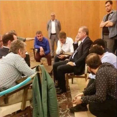 KumandanRte's tweet photo. Fatih Tezcan cezaevine girdiğinde onunla alakalı X'te ne zaman bir etiket açılsa, ilk ben yazardım: "Fatih Tezcan'a özgürlük." diyerek. Paylaşımlarım da bayağı bir etkileşim almıştı; 10 bin beğeni, 2 bin retweete ulaşan paylaşımlardı.

Bunu size neden mi anlatıyorum?

En yakınım, birinci derece akrabam olan ve FETÖ'cülükten atılan bir teğmen akrabam, bana özelden, "Abi, yapma etme. Bak, bu Fatih Tezcan'ı sen bilmiyor olabilirsin. Buna o kadar destek verme." diye yazmıştı.

Ben de ona, "Benim kime destek verip vermeyeceğimi sorgulayacak en son kişi sensin." diye cevap verip, 15 Temmuz gecesi Tayyip Erdoğan'ın dizinin dibinde olan Fatih Tezcan'ın bu fotoğrafını ona atmış ve demiştim ki:

"Sizinkiler o gün Erdoğan'a suikast düzenlerken, onun ta dibine kadar girip canını ortaya koyan adamın geçmişi beni ilgilendirmez. Ben gördüklerime bakarım."

Deyip onu engellemiştim.

Demem o ki; ben Tamar Tanrıyar'ın geçmişine bakmam. Son bir senedir CHP ile alakalı yaptığı paylaşımlara bakarım.

Tanju Özcan'ın sevgilisini patlatan o, Özkan Yalım'ın sevgililerini patlatan o, jet kerhaneyi patlatan o, Manisa'daki petrol istasyonundaki Muhittin Böcek'in verdiği rüşveti ilk patlatan o, geçen gün Yunanistan'da evlenen iki CHP'li vekilin daha önce otel odasına birlikte girerken çekilmiş görüntülerini servis eden o, Veli Ağbaba'nın yediği naneleri servis eden o, teleferik kazası olduğu gün CHP'lilerin, Özgür Özel'in, Ali Mahir Başarır'ın ve Veli Ağbaba'nın yat sefası videosunu ifşalayan o... Daha böyle onlarca video paylaştı ve bu videolar on milyonlarca kez görüntülendi.

Şimdi çıkmış bir gazeteci, "Tamar Tanrıyar ne yaptı ki?" diyor. "Tiyatro izlediniz." diyerek kadının başarısını küçümsemeye çalışıyor.

Peki sizler ne yaptınız? Kimi ifşa ettiniz?

Çıktınız ekranlara, lay lay lom... Dağılın.

Bizleri hafife almayınız. Bizler kimin ne olduğunu değil, alayınızın ciğerini biliyoruz.

Bana kim lazım? CHP darbe üstüne darbe yerken, bu darbelerin şiddetini artıran gazeteci lazım. Bunu yapan kim? Son bir senedir Tamar Tanrıyar. Gerisi beni alakadar etmez.

Yok, bizim içimize girmiş de sonra AK Parti'ye çakacakmış da...

Geçin onları...