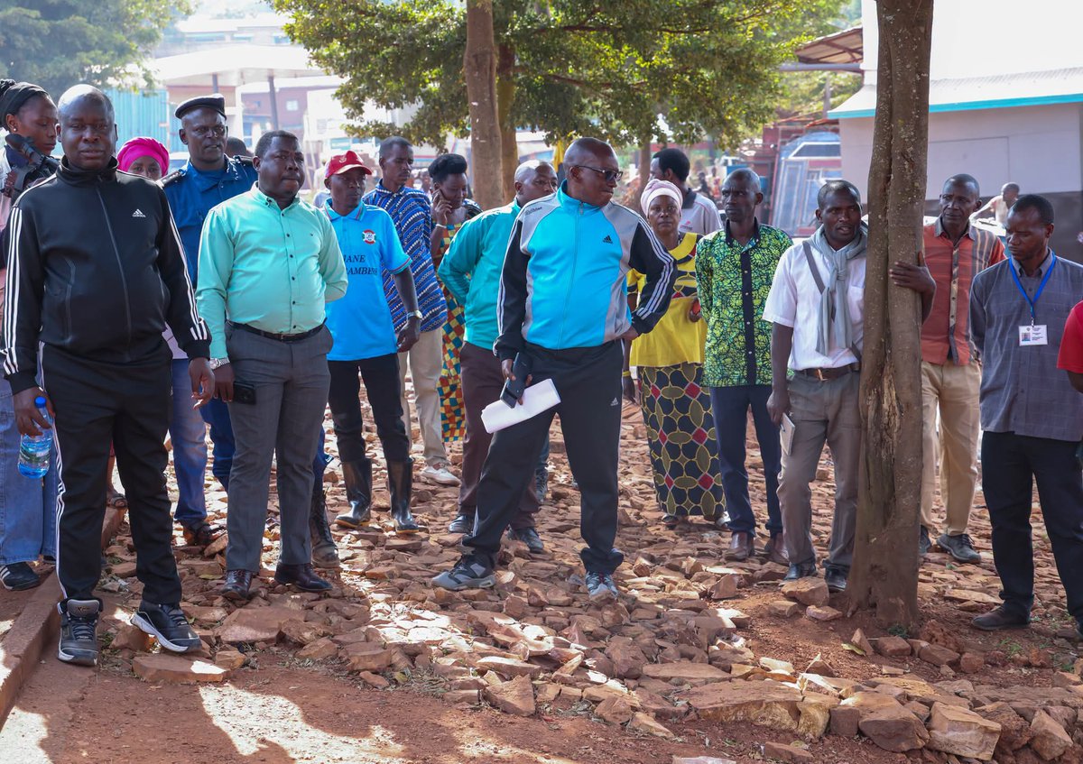 PButanyerera's tweet photo. 3/5 À l'issue de cette descente, le Gouverneur a indiqué que le taux de mise en œuvre de l'ordonnance conjointe est estimé à 85 % dans la Province #Butanyerera. Il a salué les efforts de la population et l'a exhortée à poursuivre cette dynamique afin de consolider les acquis. https://t.co/kB1JJ1Om6X