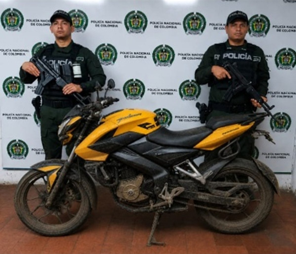 PoliciaDeCesar's tweet photo. En el barrio La Quinta de #RioDeOro, logramos la recuperación de una motocicleta de placa YJP-15C, requerida por @FiscaliaCol Delegada de Intervención Temprana de Madrid (Cundinamarca) por el delito de hurto. #CesarTerritorioSeguro https://t.co/MsMfX3D2kd