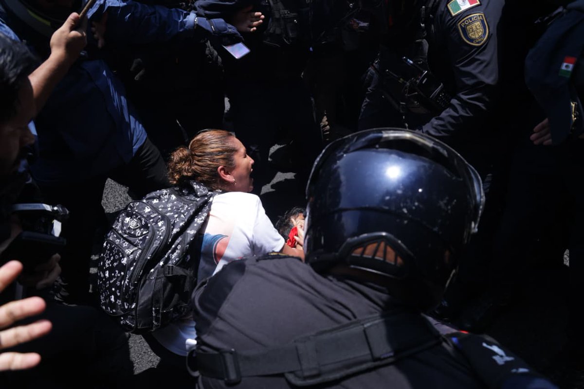 El_Universal_Mx's tweet photo. 🚨Esta tarde ocurrió un enfrentamiento entre elementos de la SSC y familias buscadoras que intentaban bloquear Calzada Tlalpan para visibilizar su lucha. 

FOTO: Fernanda Rojas | EL UNIVERSAL https://t.co/oAjU3jKDtD