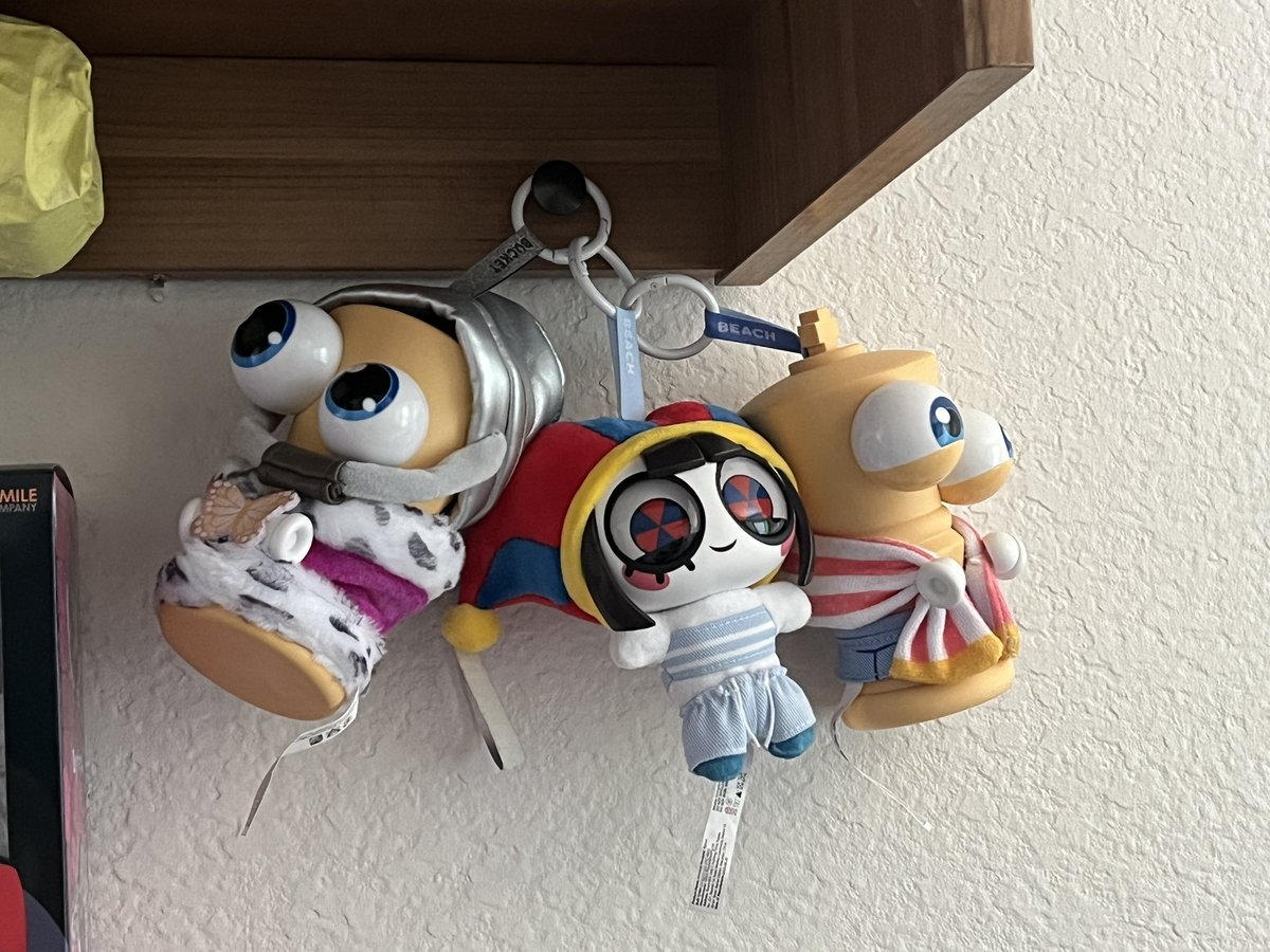 zacksabrach's tweet photo. Ahora acá colgados solo pondré a mis favoritos, aún que los voy a reacomodar por que se ven chuecos https://t.co/JFS7Ci4Yej