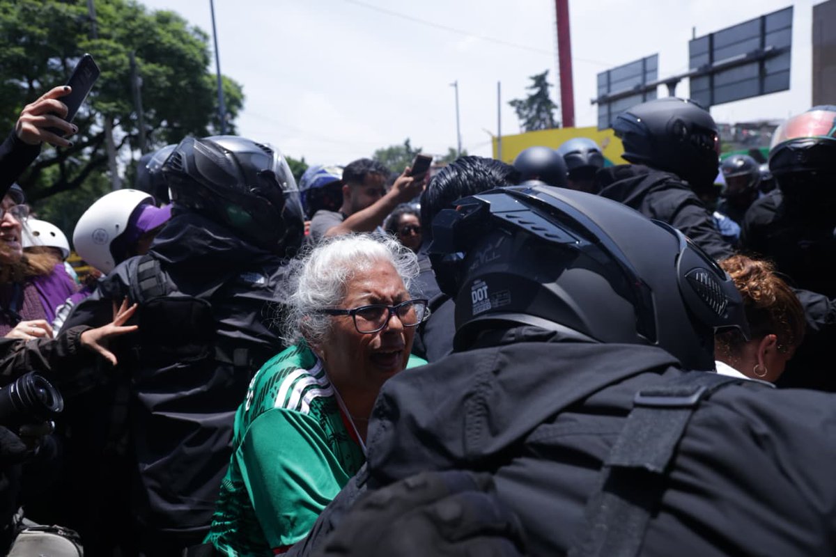 El_Universal_Mx's tweet photo. 🚨Esta tarde ocurrió un enfrentamiento entre elementos de la SSC y familias buscadoras que intentaban bloquear Calzada Tlalpan para visibilizar su lucha. 

FOTO: Fernanda Rojas | EL UNIVERSAL https://t.co/oAjU3jKDtD