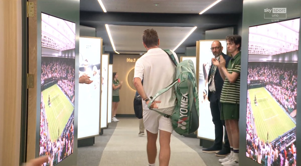 quindicizero's tweet photo. Stan Wawrinka lascia Wimbledon, Matteo Berrettini lo insegue per dargli gli asciugamani e poi lo abbraccia. ❤️ https://t.co/nAwcUUFfi1