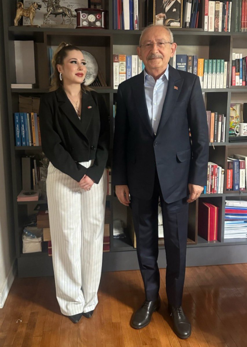 sokakkedisitv's tweet photo. 🔴 Mahkeme kararıyla CHP Genel Başkanlığı görevine gelen Kemal Kılıçdaroğlu’nun oluşturduğu MYK’nın yaptığı atamalardan biri tepki çekti.

Rahmetli Şehzadeler Belediye Başkanı Gülşah Durbay ile Özgür Özel hakkında sosyal medyada dolaşıma giren iftiraları paylaşan “Gizem Lara” lakaplı Gizem Altunsoy’un, CHP Ankara İl Yönetimi listesine alındığı öne sürüldü.