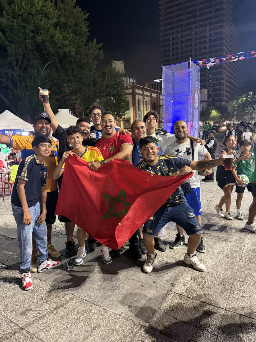 Jafkech's tweet photo. Les marocains etaient des Rocks Stars hier à Monterrey, on faisait pas 5 metres sans que des gens veuillent des photos, carrément ça faisait la queue 😂

Gracias Mexico, increíble bienvenida
 🇲🇽❤️ https://t.co/TZ5LXtIl5p