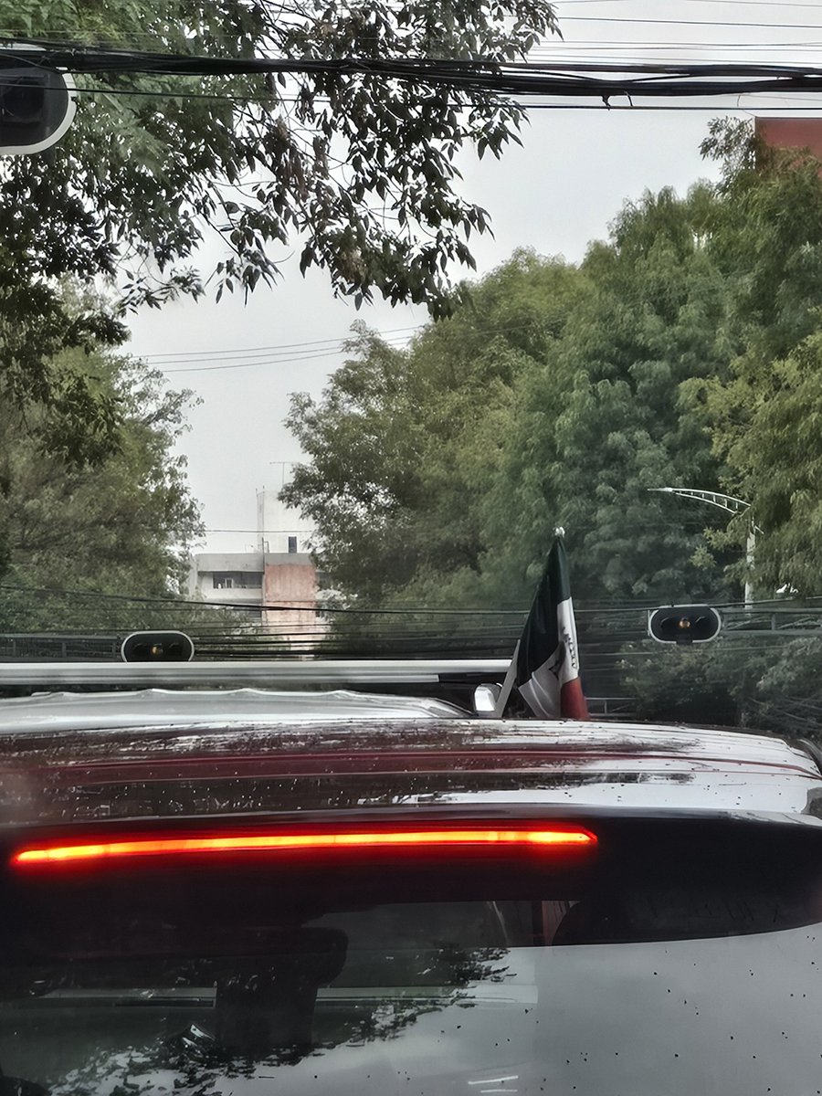 Annik25's tweet photo. @UCS_GCDMX @OVIALCDMX @C5_CDMX Super urgente que arreglen los semáforos que se ubican sobre Salamanca y Durango Col Roma Norte ⚠️⚠️⚠️🚦🚦🚦Es uno de los cruces más transitafos y donde hay más accidentes! https://t.co/aeXVwWtI11
