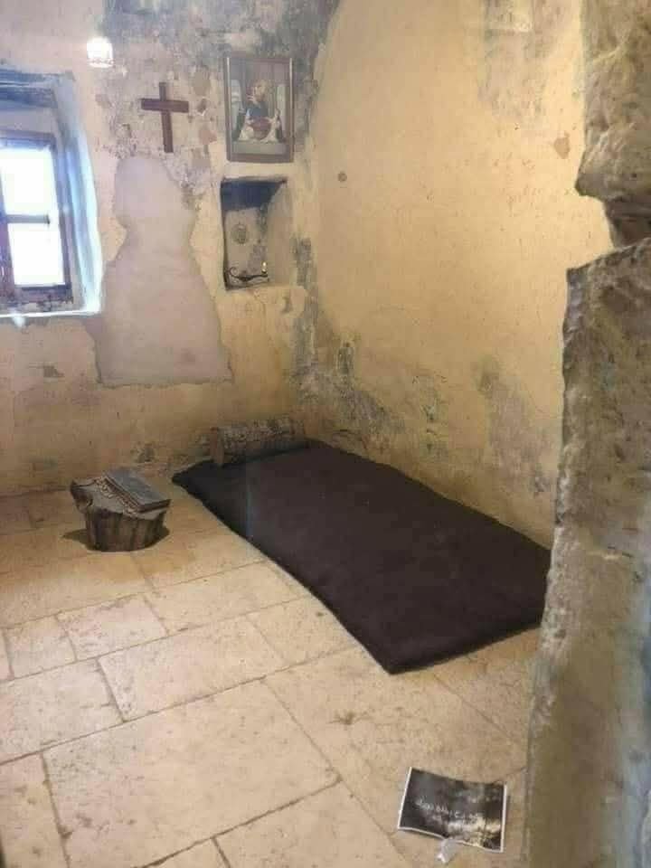 MarisolSte598's tweet photo. La habitación de San Charbel.
No tenía nada, pero poseía al Todo, CRISTO. https://t.co/ggzY5mLtvZ