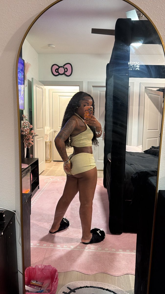 Prettyassgurl11's tweet photo. Thick and hilarious😘👅😍 https://t.co/18XvyyrDiN