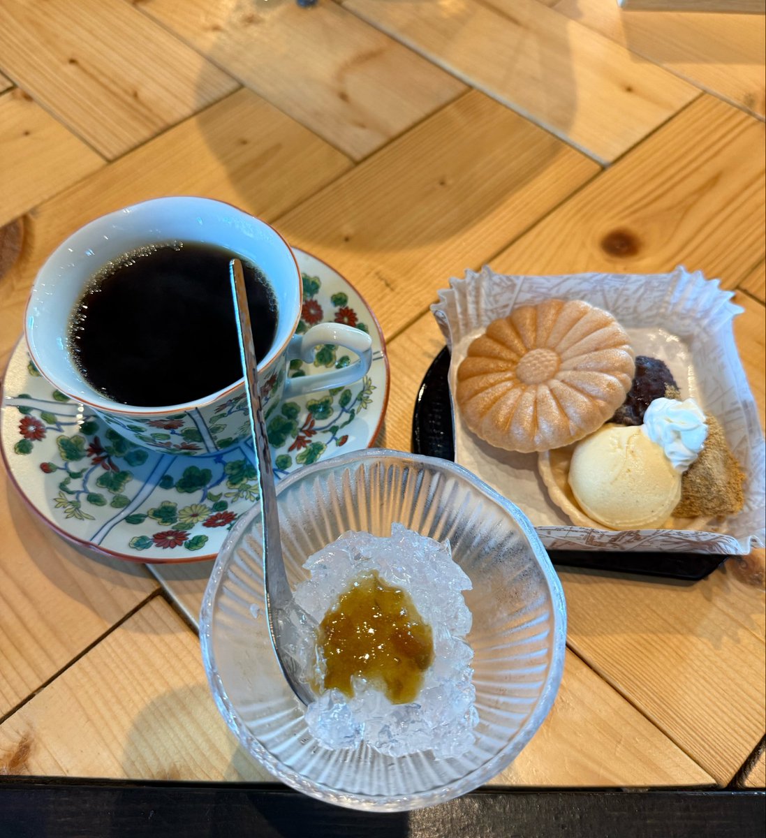 Amym_tc's tweet photo. 古民家ヌードゥル黒揚羽森住@大網

【ちゃぶ屋30thAnniversary】
正油らぁ麺、焦がし葱、中油

創業当時のらぁ麺を、無化調で。
アニマルオフスープに焦がし葱やもやし〜ツルツル自家製麺も激ウマ🥰
途中鶏豚と油味のFDを溶かせば新たな分厚い美味が😍固茹で玉子も最高〜30周年おめでとうございます🎉 https://t.co/hh9yM46afk