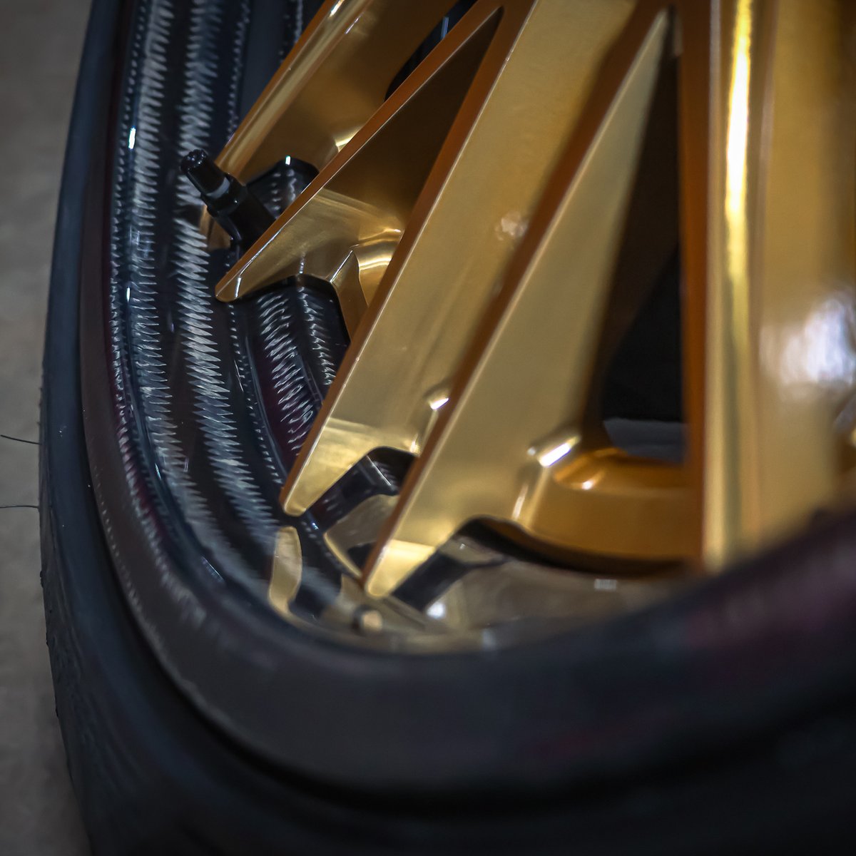 ForgelineWheels's tweet photo. Worth its weight. This #Forgeline #CarbonForged #CF203 for @NowickiAutospor delivers all of the gold without the weight. Learn more about the CF203 (including sizes & pricing) at: https://t.co/0wV4PTuOwC
🇺🇸🇺🇸🇺🇸
-----------
Wheel: #ForgelineCF203
Type: Two Piece Forged Aluminum & #CarbonFiber Hybrid
Series: Carbon+Forged Series
Size: 20x10.0 & 21x13.0
Finish: Transparent Gold Center with Real Carbon Fiber Barrel (Full Gloss)