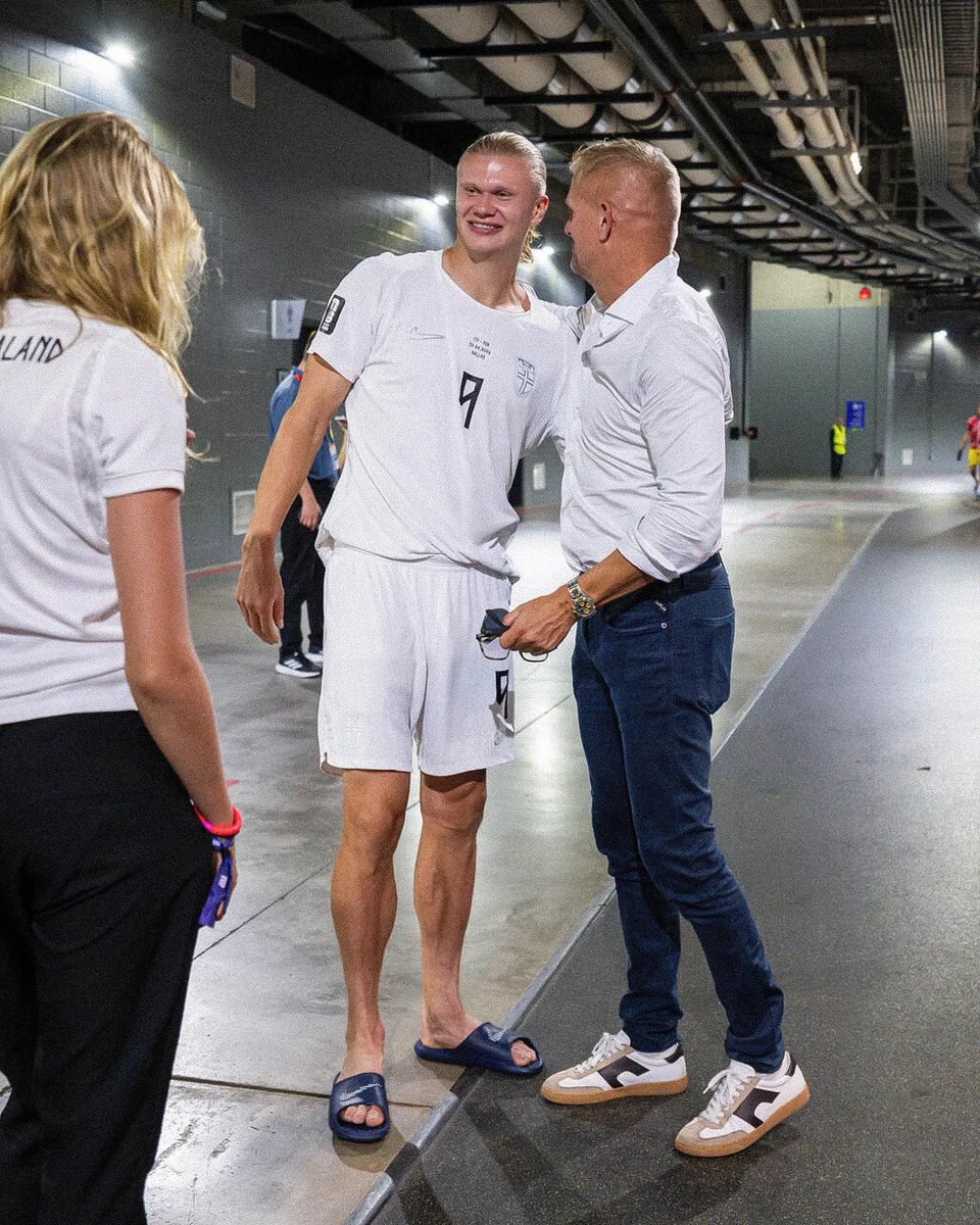 GeronimoMorgans's tweet photo. Haaland and his father after the game man. Alf-Inge is a proud father. https://t.co/LM5tYqHElu