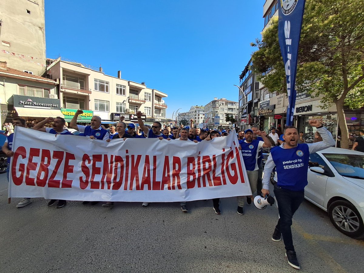 DursunnKaratas's tweet photo. Petrol-İş Sendikası Gebze Şubesi olarak, Gebze Sendikalar Birliği’nin çağrısıyla Gebze Kent Meydanı’nda bir araya geldik.

NATO’ya hayır!
Asgari ücrete zam!
Vergide adalet!

Emekçilerin alın terinin yok sayılmasına, gelir adaletsizliğine  karşı sesimizi yükselttik. https://t.co/m2X2ZlTf7a