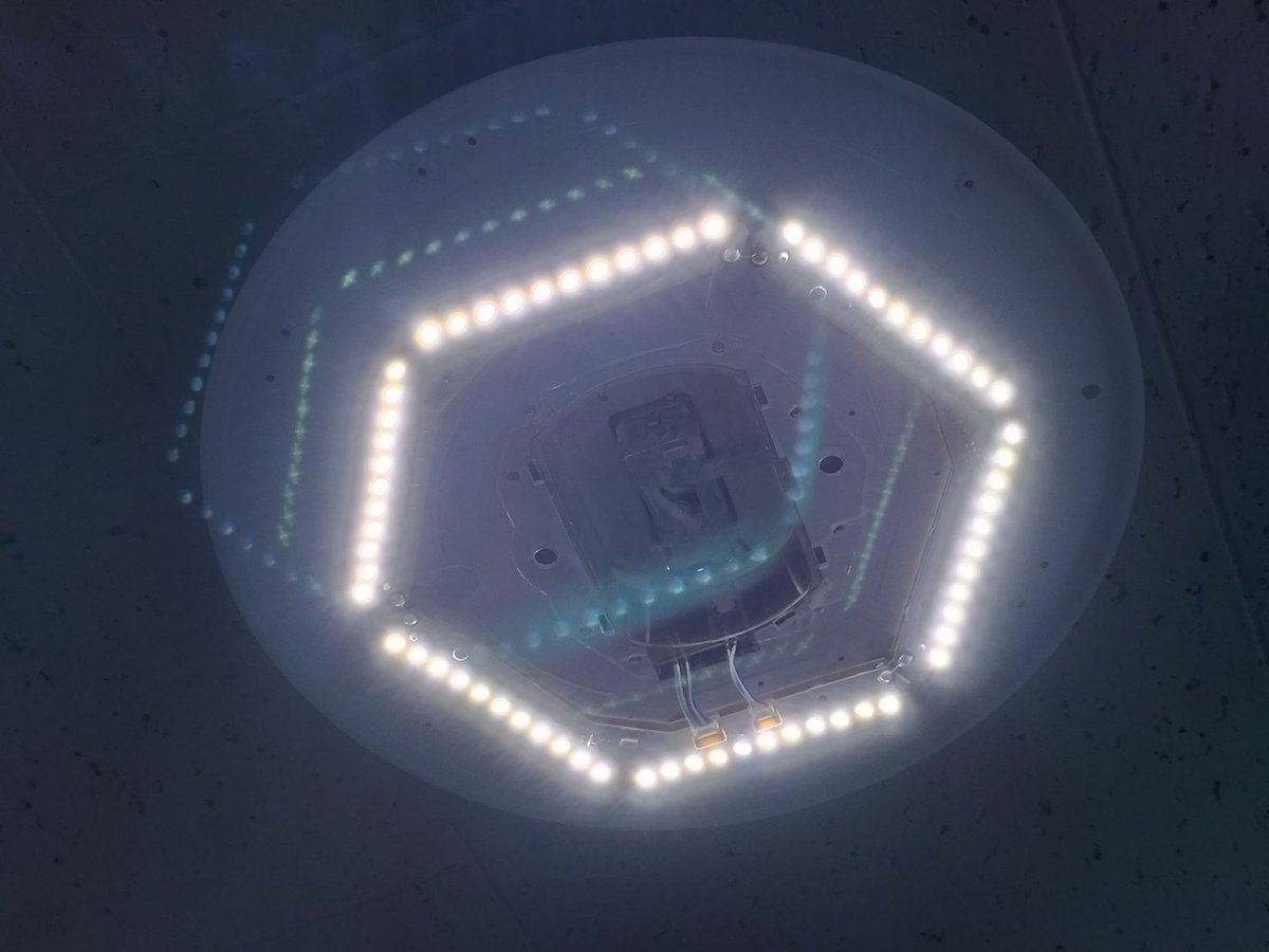 babbagesystem's tweet photo. 先日、常夜灯しか点かなくなって壊れたシーリングライト
YouTubeで調べたらLEDが故障しただけらしい
分解して確認すると、たしかに黒く焦げたLEDがある
そこで以前メイン基板が故障した同型機からLED基板を移植したら無事復活した！
これで新しく買ったシーリングライトの出番がますます遠のきそうだ… https://t.co/toQFjTKeI5