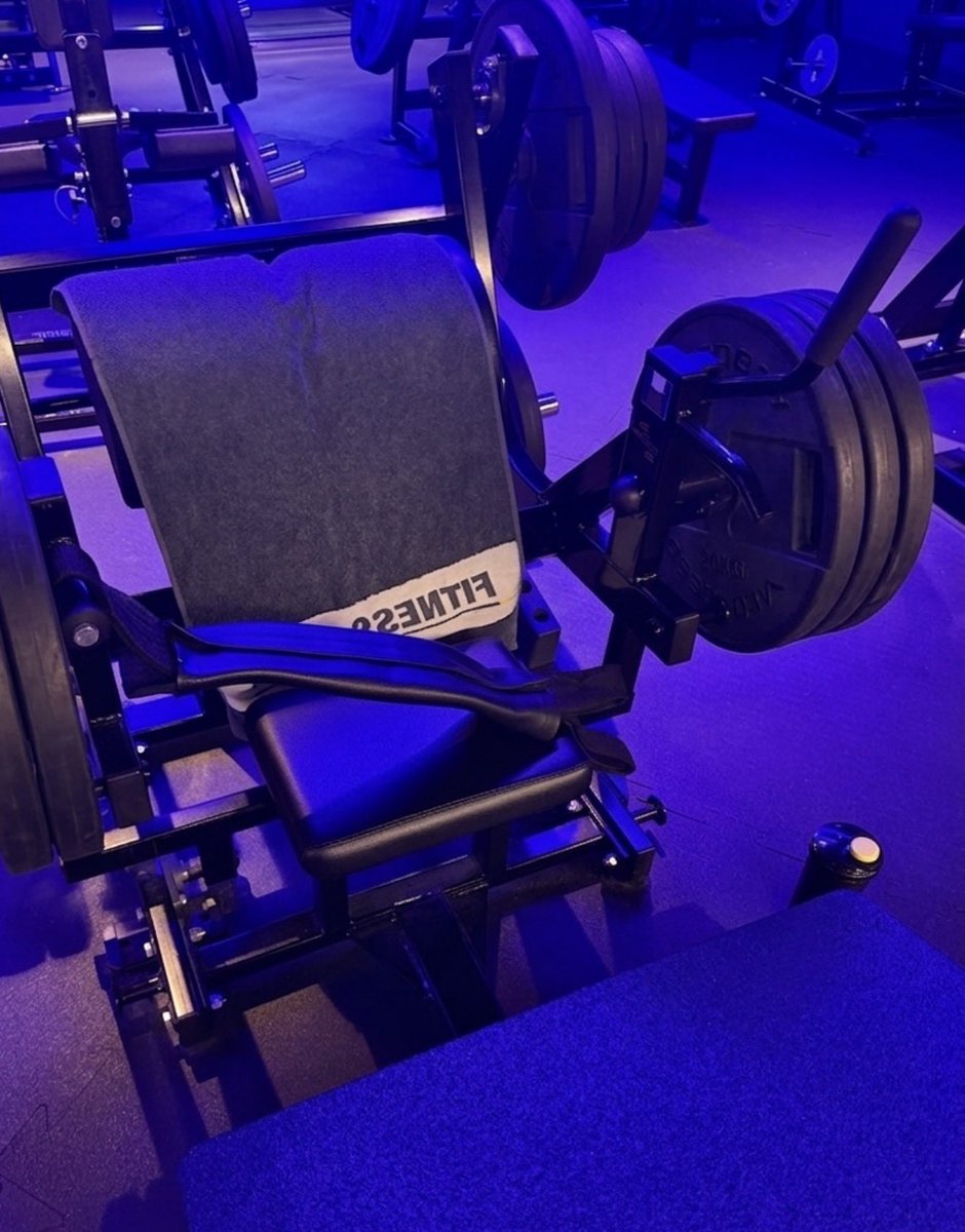zeedyea's tweet photo. je me suis même pas assise dessus que je me sens déjà menacée #hipthrust https://t.co/PVerSvpHXx