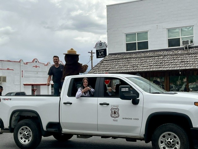 salmonchallisnf's tweet photo. Lost River Ranger District employees &amp; Engine 622 proudly participated in the Mackay Rodeo Parade in June, representing the Forest Service &amp; engaging with the local community.

If you are interested in visiting the area, please call us at 208-588-3400! https://t.co/L2QdhS9mSm