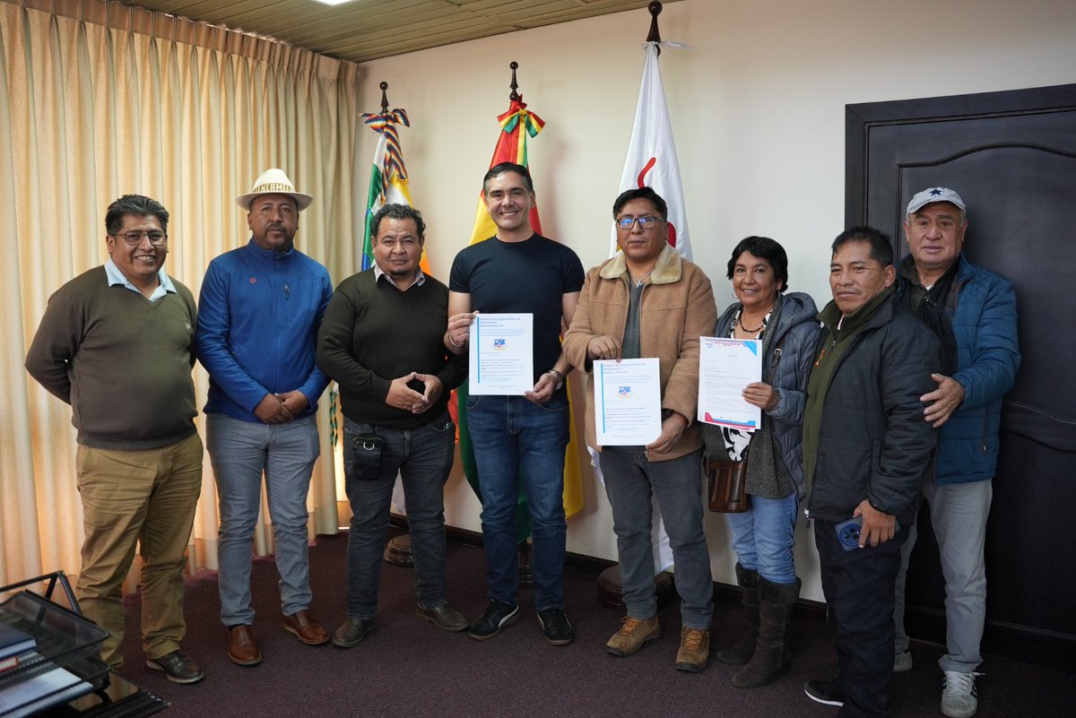 MDPRyABolivia's tweet photo. #MDPRyA | El Gobierno nacional y el Comité Multisectorial de Oruro coordinan una agenda de trabajo para fortalecer la producción y el acceso al agua. Se socializarán programas de agro y agua con información técnica para beneficiar a las comunidades. https://t.co/WAnZICL2LR