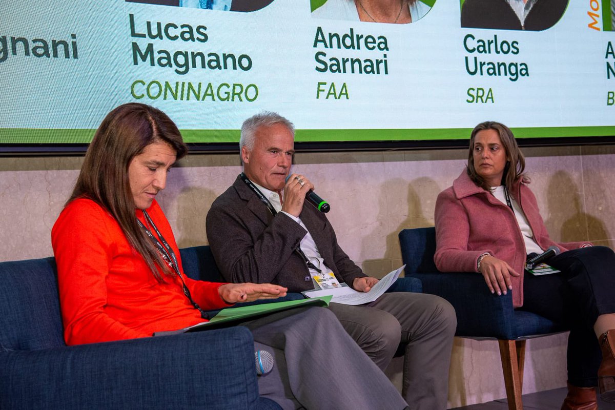 SociedadRural's tweet photo. Carlos Uranga, director de la SRA, participó del Seminario ACSOJA, el encuentro anual de la cadena de la soja, integrando un panel junto a los demás representantes de la Mesa de Enlace.

En este espacio de diálogo, los dirigentes analizaron la actualidad del sector agropecuario y los principales desafíos que enfrenta una de las cadenas productivas más importantes del país.

Durante el intercambio se destacó la necesidad de impulsar políticas que promuevan la competitividad, la previsibilidad y la inversión, además de fortalecer el agregado de valor y la innovación como pilares para el desarrollo de la agroindustria argentina.

El Seminario ACSOJA constituye uno de los principales ámbitos de encuentro de la cadena de la soja, reuniendo cada año a productores, industriales, investigadores, empresas y referentes del sector para debatir las perspectivas y oportunidades de una actividad clave para la economía argentina.

La SRA reafirma el compromiso de trabajo conjunto entre las entidades representativas del sector y con la construcción de propuestas que contribuyan al crecimiento sostenible de la cadena sojera y de toda la producción agropecuaria.