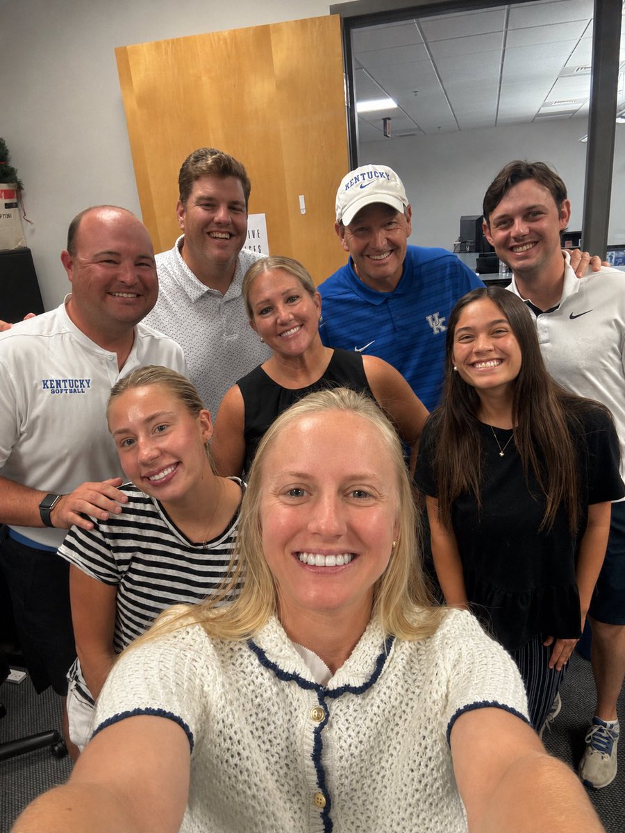 slax0's tweet photo. Of course on his last day at UK, Mr. B stops in the Comms/PR office to tell US thanks. You’re the best. We thank YOU, @UKMitchBarnhart, for all you’ve done for UK Athletics these last 24 years. We love you! Happy retirement! https://t.co/lWmzd9xzpT
