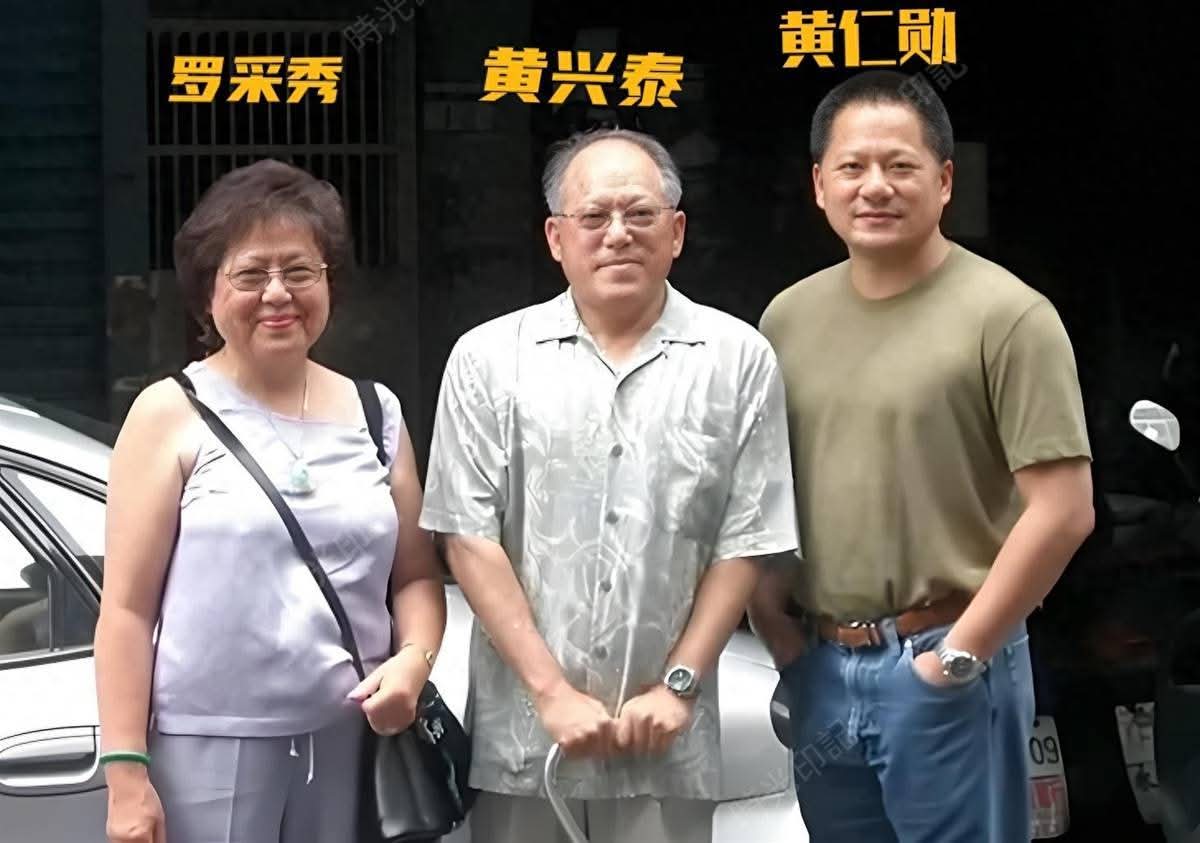 yibingsg's tweet photo. 黄仁勋成功的真正底牌，不是天赋，而是那个不会英语却坚持教他英语的母亲
“我妈妈教我英语，可是她根本不会英语。”

这是黄仁勋在剑桥大学演讲时说的一句话。台下很多人笑了，但他没有开玩笑，因为这件事，影响了他的一生。
1963年，黄仁勋出生于台湾。9岁时，由于泰国局势动荡，父母决定把他和哥哥送到美国读书。
临行前，母亲罗采秀每天都会从字典里挑出10个英语单词，写上中文意思，带着两个儿子一起背。
她自己不会说英语，却从未觉得“不会”就是放弃的理由。
然而，命运并没有因此善待这个孩子。
由于亲戚安排失误，黄仁勋兄弟被送进了美国肯塔基州一所专门收容问题青少年的学校。为了支付学费，父母几乎花光了全部积蓄。
在那里，年仅9岁的黄仁勋每天都要独自走过一座破旧的木桥，还经常遭遇同龄人的欺负。后来，他曾坦言，那两年是人生中最艰难的时光。
两年后，父母移民美国，一家人才终于团聚。
回到家后，母亲依旧没有停止学习。她买来一本《韦氏词典》，自己研究英语发音和单词规律，再把单词写在纸上，一遍遍教儿子记忆。
她教给黄仁勋的，不只是英语，更是一种态度：
不会，就去学；困难，就去做。
黄仁勋后来回忆，自己小时候并不觉得有多聪明，但母亲总是逢人便说：“我儿子很聪明。”
他说，这份毫无保留的信任，反而成为自己不断努力的动力。
大学毕业后，他进入电子工程领域深造。1993年，30岁的黄仁勋和两位伙伴坐在一家Denny's餐厅里，在一张纸巾上写下创业计划，创办了后来改变世界的英伟达（NVIDIA）。
创业初期，公司几次濒临倒闭，资金紧张、产品失利、外界质疑不断。
但黄仁勋始终没有放弃。
他说，每当遇到不会、做不到的事情，他都会想起母亲那个画面——一个不会英语的女人，拿着字典，一页一页查，一点一点学，然后再去教自己的孩子。
正因为如此，他始终相信：
没有什么事情，是努力之后仍然绝对做不到的。
今天，英伟达已成为全球AI时代最重要的科技公司之一，黄仁勋站在世界科技产业的顶峰。
可他最常提起的人，依然是自己的母亲。
真正改变一个孩子命运的，未必是财富，也未必是资源，而是父母用行动告诉他：
遇到不会的事，不要先退缩；遇到困难的路，不要急着放弃。
很多年后，孩子或许会忘记父母说过的许多道理，却永远记得，他们曾怎样面对生活。
这，才是一个家庭最珍贵的传承。